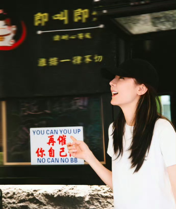 迪丽热巴美商 与其说迪丽热巴美商高，比如说她是建模怪普通衣服也能穿出风格 