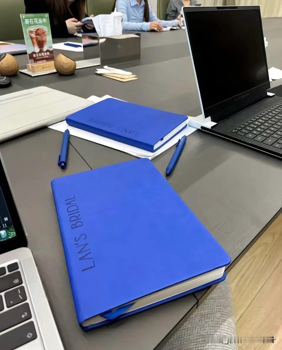 今天终于鼓起勇气，跟老板开口请假一星期，从忐忑到顺利获批，全程心情像坐过山车一样