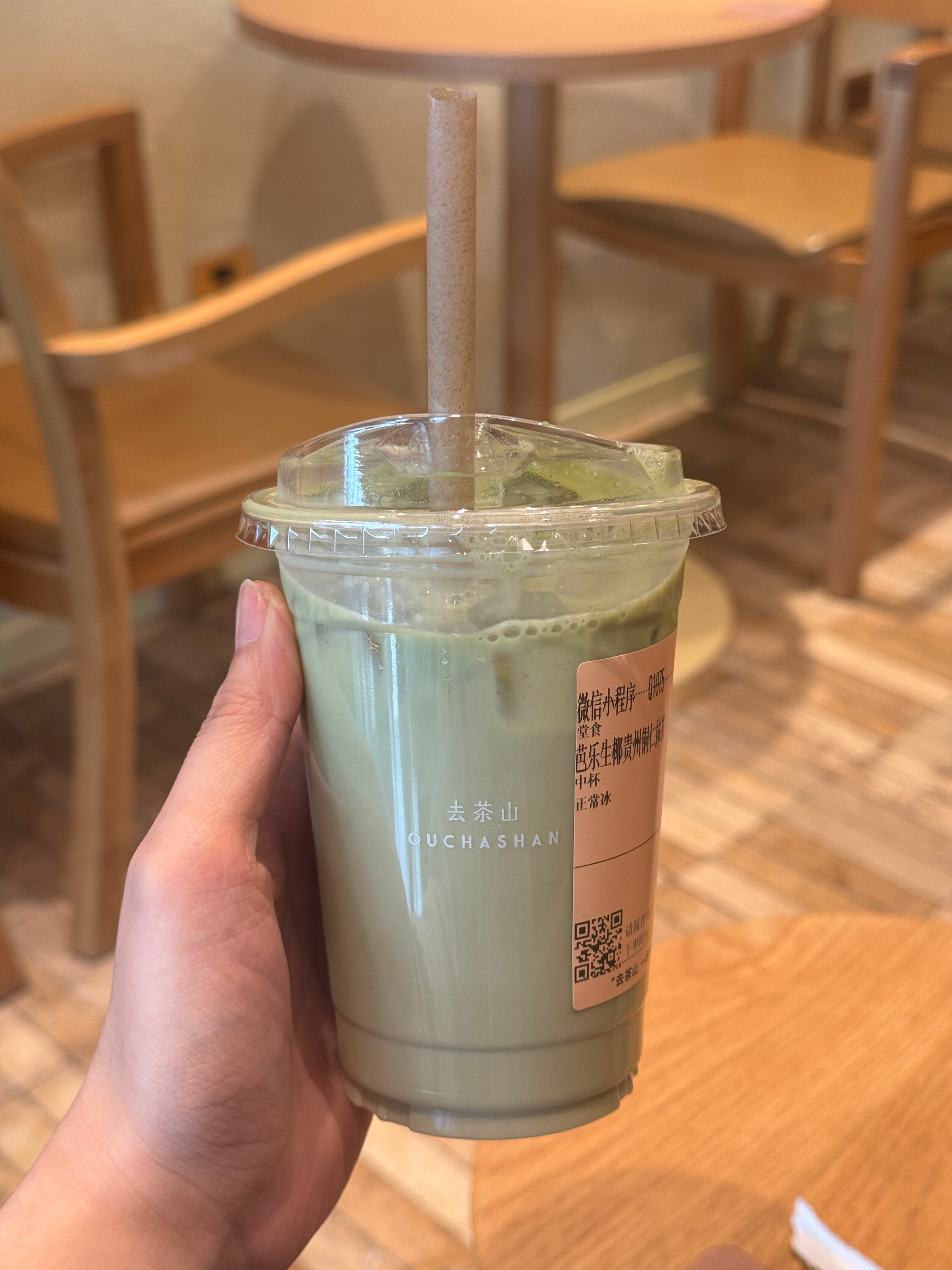 继续打卡全国各地奶茶。贵州本土的去茶山，芭乐抹茶生椰，三个味道各干各的但是吧喝完