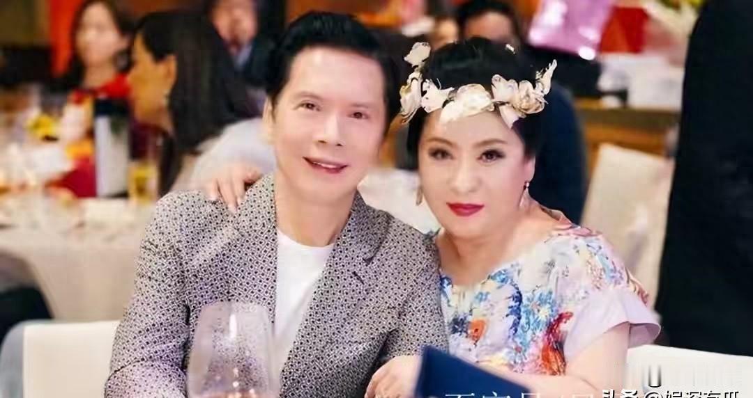 向佐电影票房腰斩，家族掌门人当众怒斥败笔，儿子另类尝试却翻身.
向华强是香港娱乐