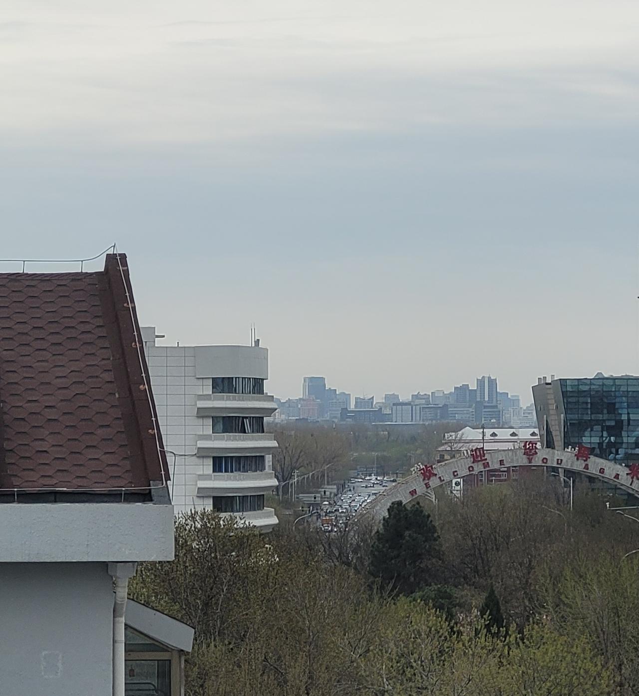 北京今天优了！吸了二十几天霾有点不习惯了，觉得今天空气味道有点怪，不记得新鲜空气