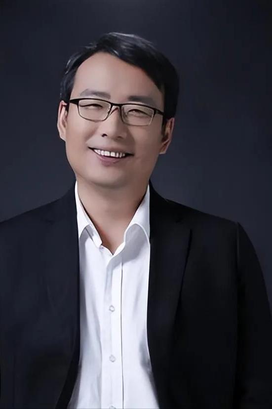 教授储殷说，这个释永信啊，我是见过几次的，当然，咱这个水平，跟人家不会谈笑风生的