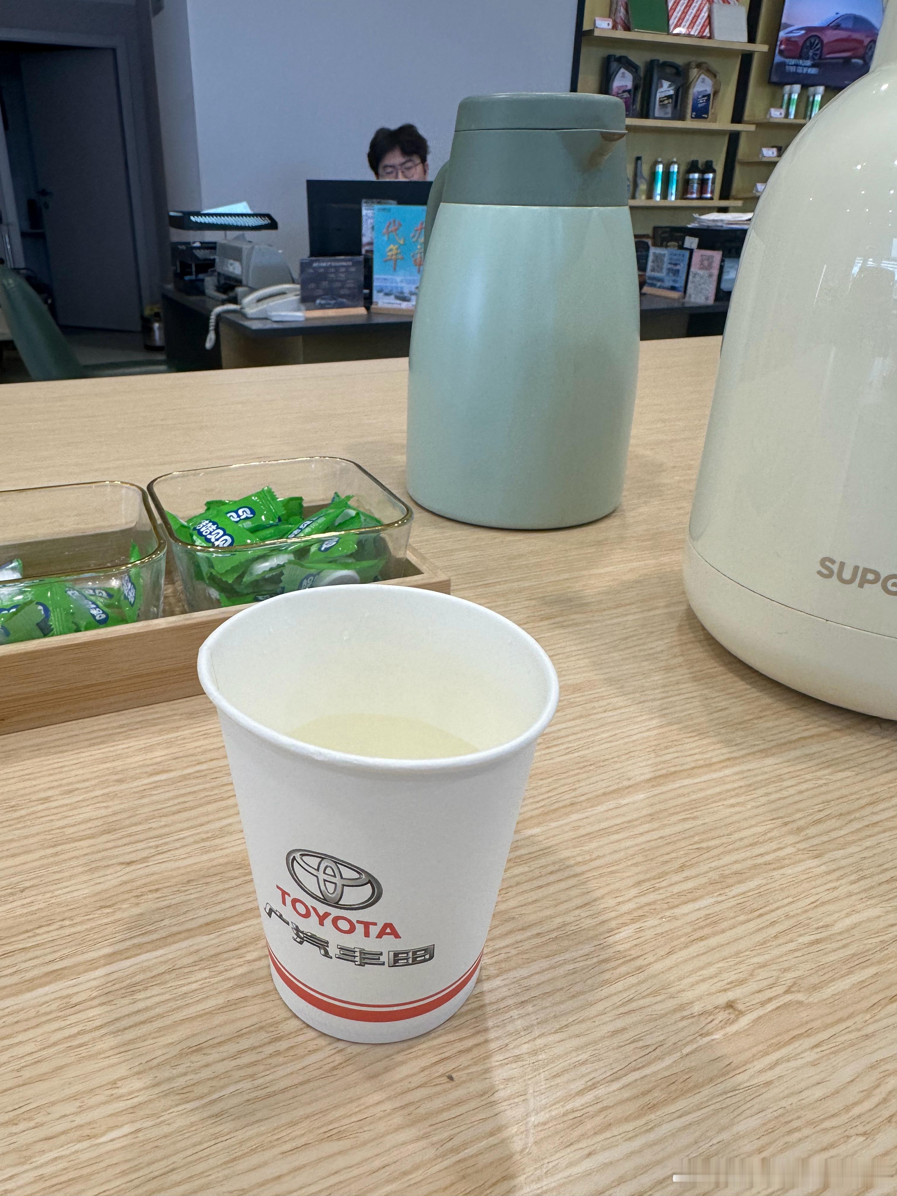 过来做个保养，丰田这个纯电车看上去不错哦，宝马x4造型