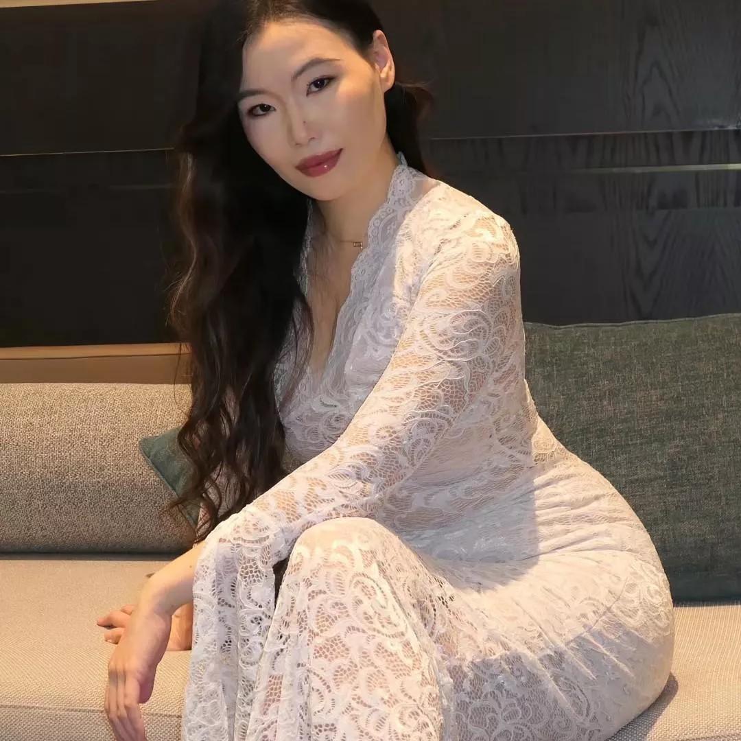 优雅蕾丝长裙，坐卧沙发，温柔如水。温柔风蕾丝长裙 长袖蕾丝礼服裙 气质蕾丝包臀裙