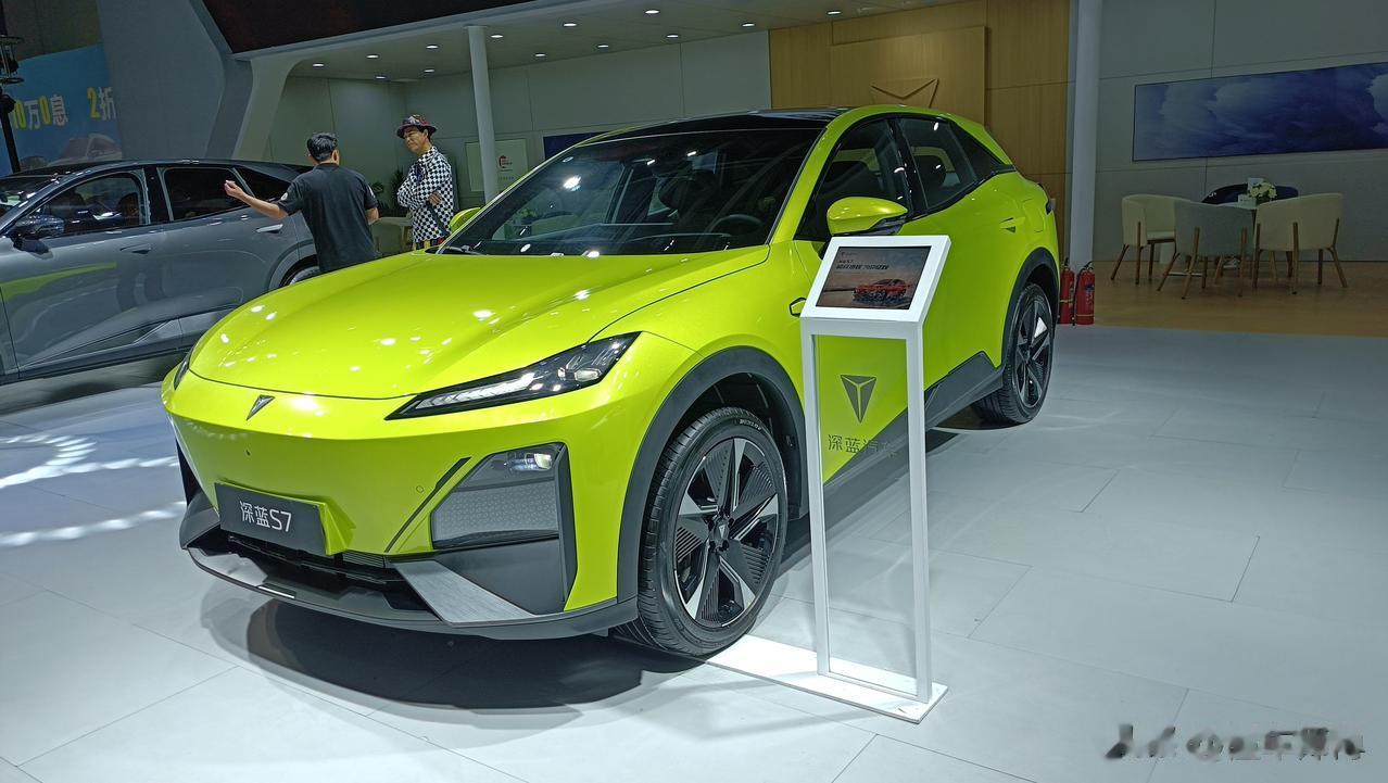 #深蓝S7超级增程超级省# 深蓝S7以其前沿的安全设计脱颖而出。它配备了全方位的