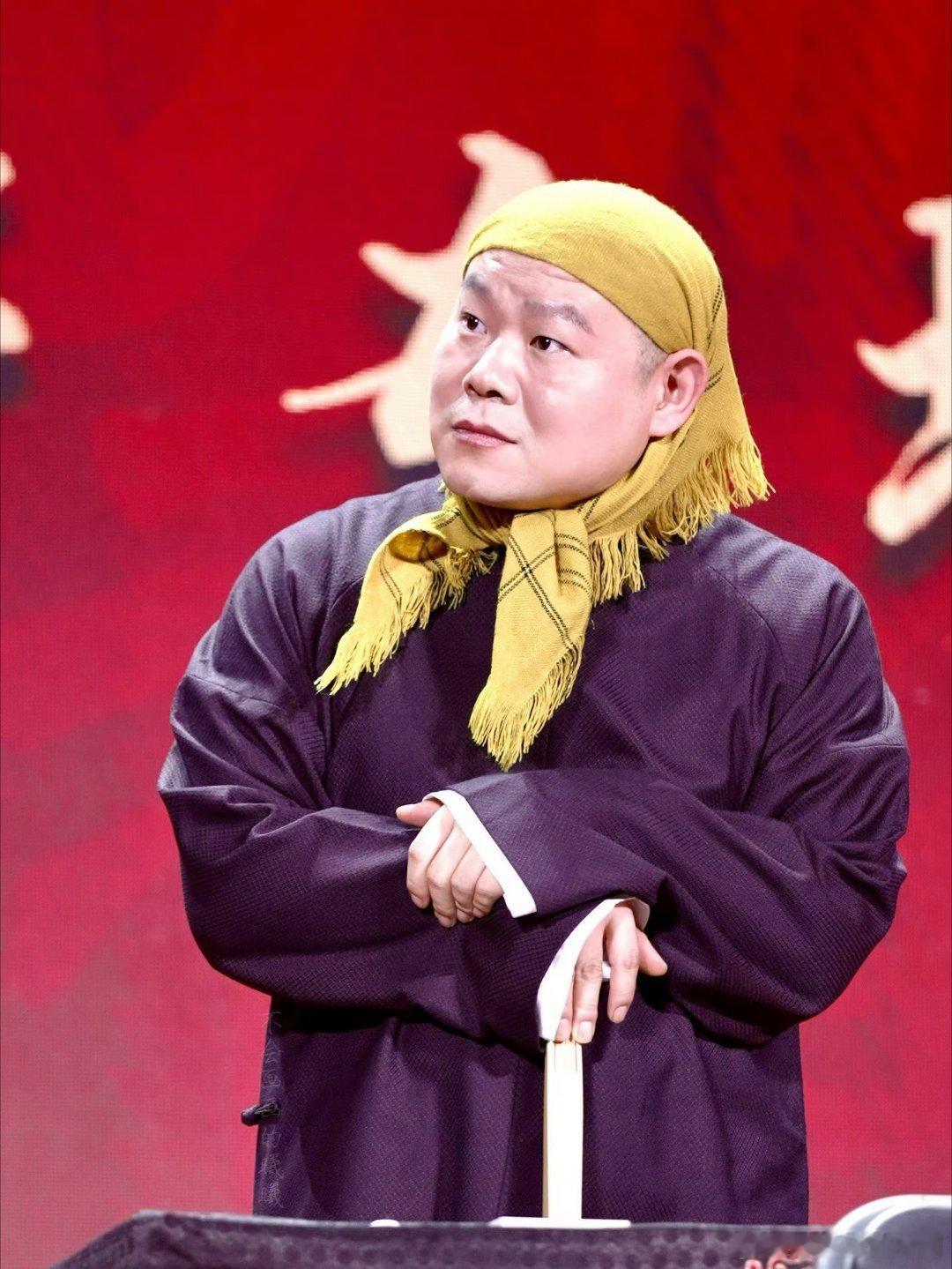 岳云鹏教蔡磊儿子快板暖心一幕格外动人，岳云鹏耐心手把手教学，温柔又有耐心。小小少