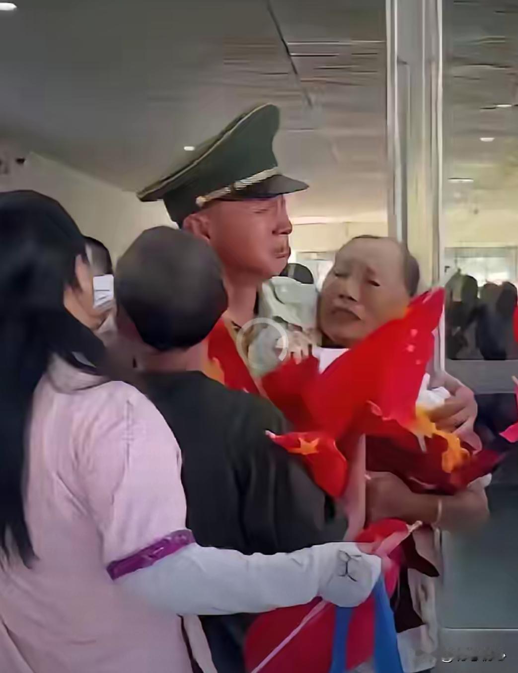 全网破防！人民日报转发的柳州一幕：12年军旅，抵不过车站一眼重逢
 
“上人民日