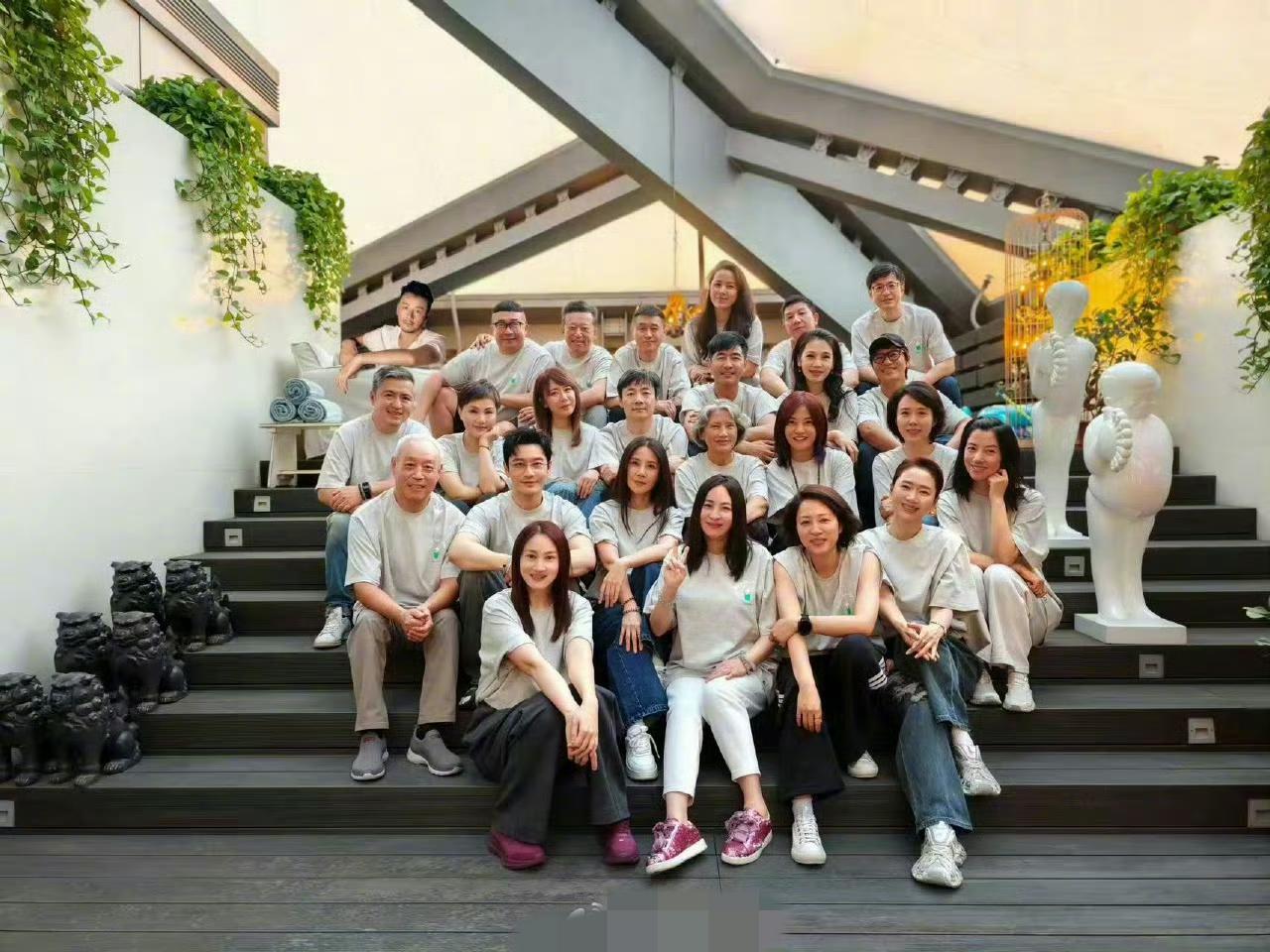 我有一种预感，

小燕子赵薇迟早卷土重来，还能在娱乐圈占一席之地。

看看北电3