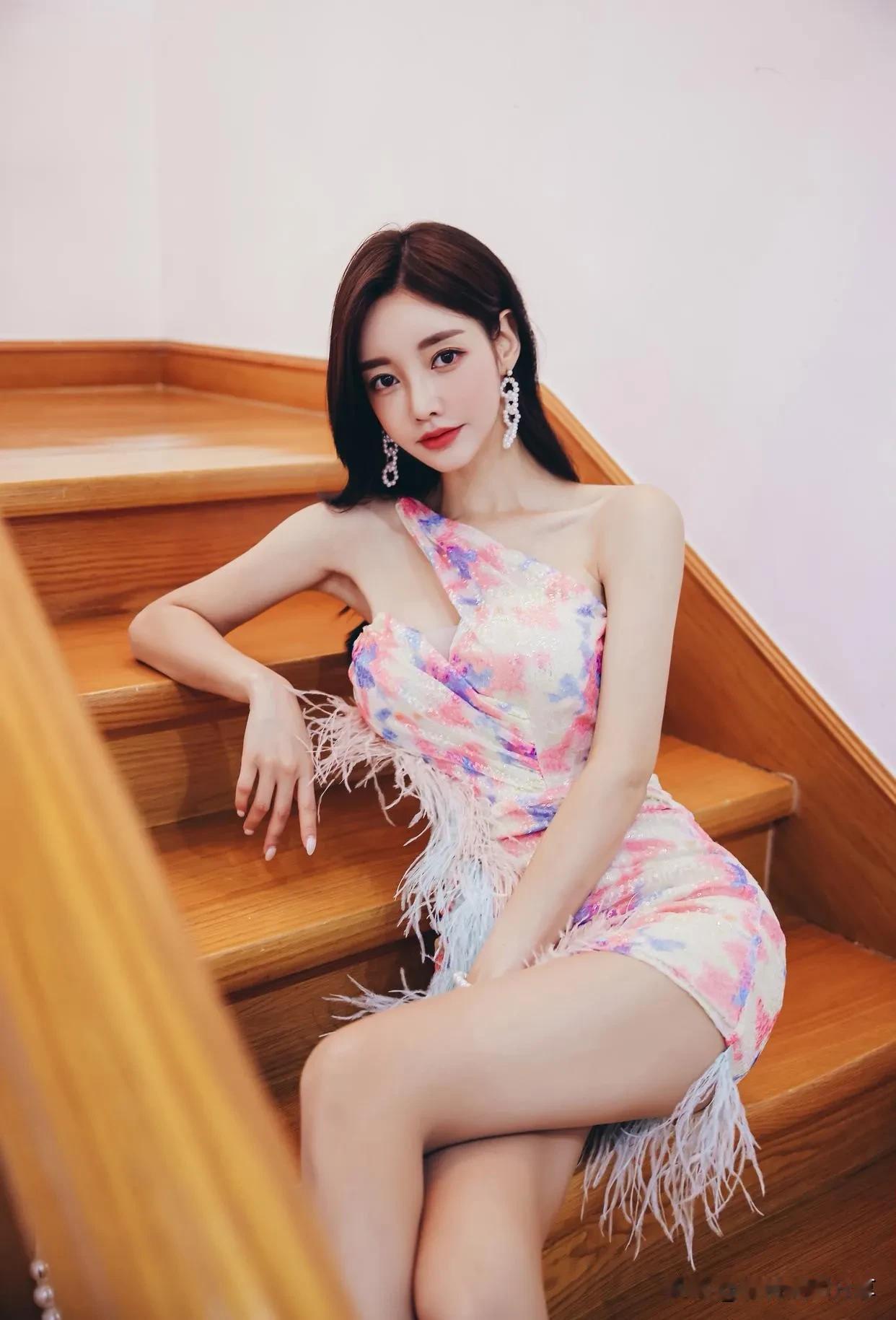 孙允珠定拍写真:盛夏洛城孔雀翎毛冰玫瑰礼裙人像写真精选 好身材性感女神 
单斜肩