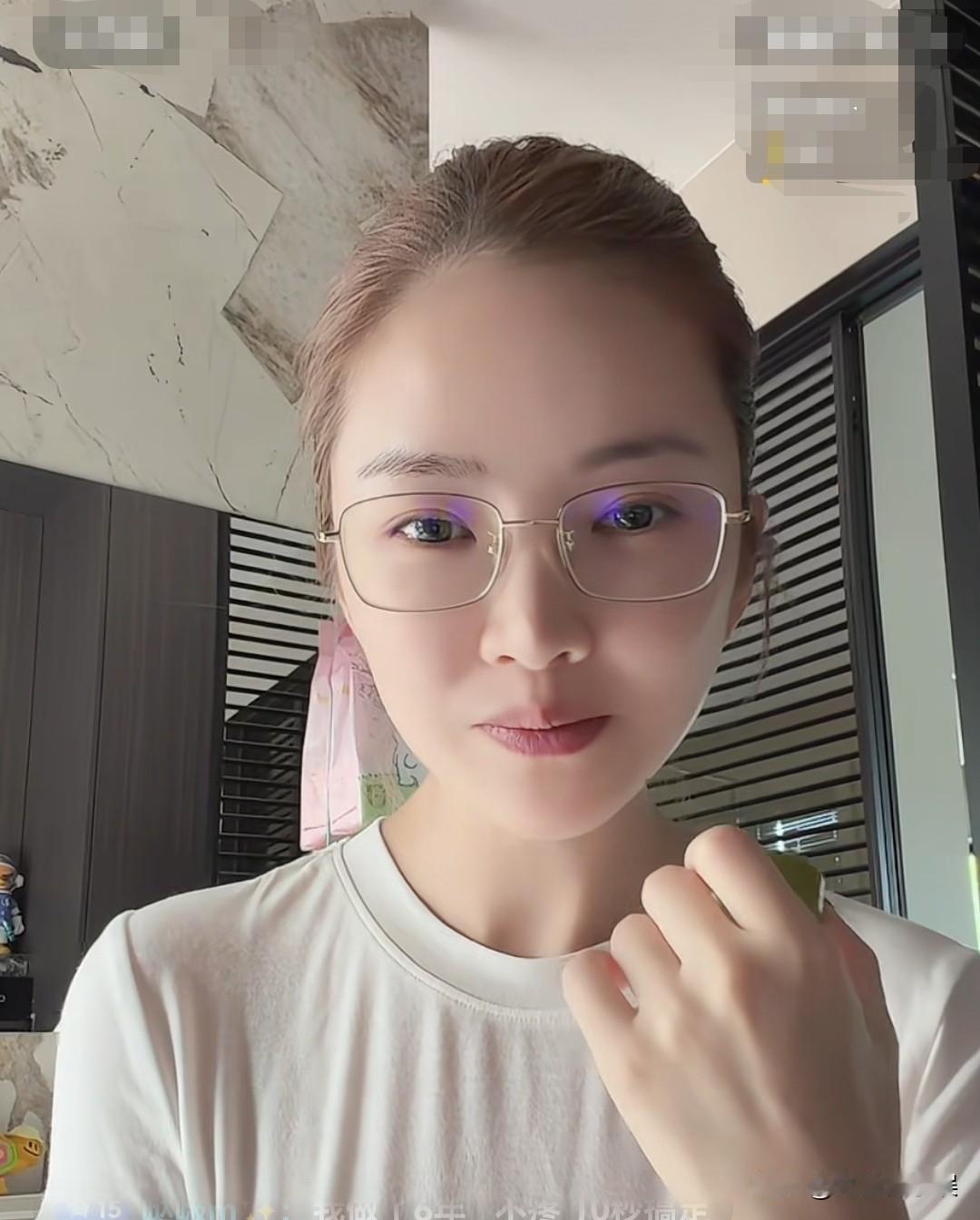 杜淳老婆王灿说：“我不敢做近视手术，要睁着眼睛做，我有点害怕。”

原来，王灿今