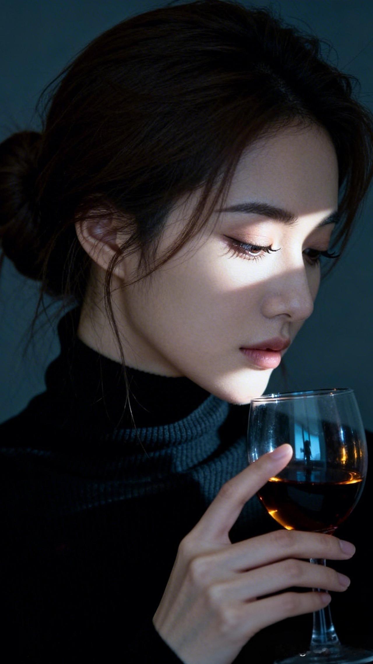 沉思的夜晚，一杯红酒，温暖心房。