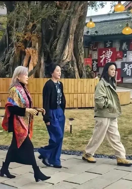 总觉得人与人相处和穿衣戴帽有关。左一的苗条和时尚，大家是不是都喜欢。可我喜欢周迅