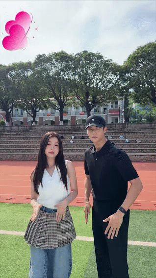 虞书欣好萌陈靖可好忙一边被虞书欣萌得疯狂尖叫，软乎乎的谁能顶得住！另一边陈靖可忙