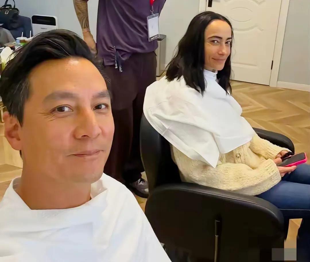 吴彦祖夫妻的合照，
乍一看！还以为是双生兄弟们呢，
大家说像吗？[捂脸][捂脸]