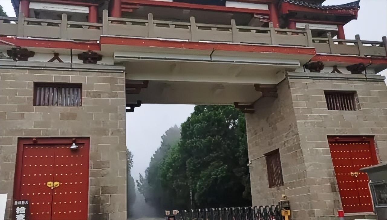 明明国道是供所有人免费通行的公共道路，却传出四川七曲山景区拦路，想要走老路过境就