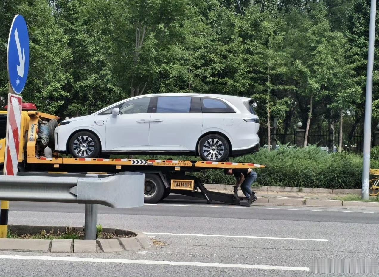 V8这车，一点毛病没有，我觉得稳了鸿蒙智行享界v8