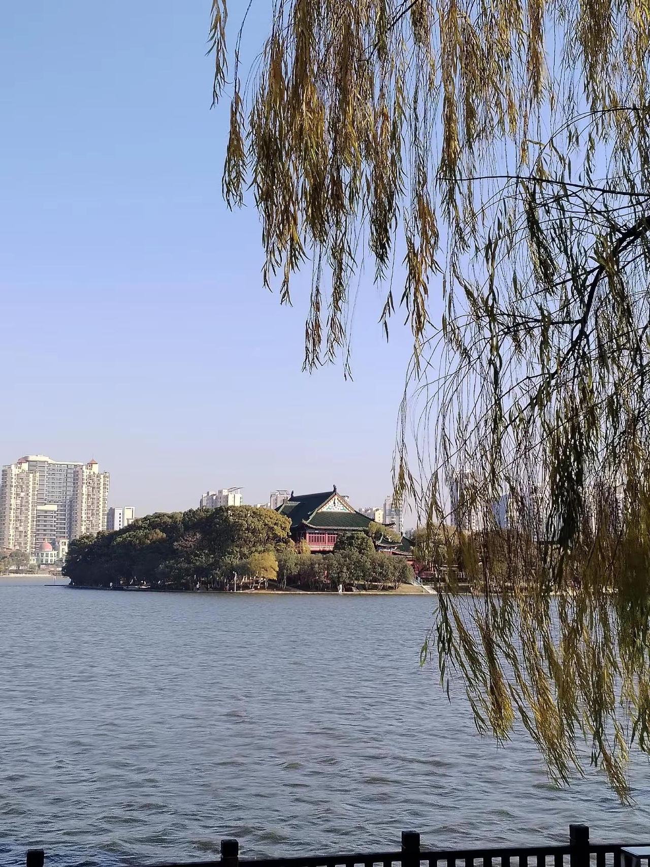 南昌豫章书院。南昌市豫章书院，是承载着八百年历史的“江西四大书院”之一。它在近代