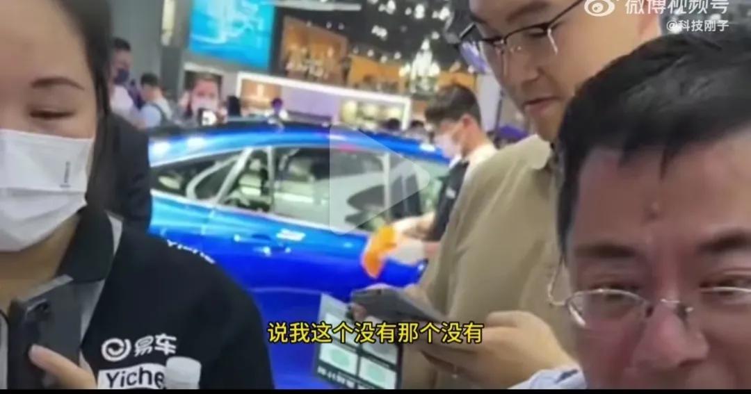  上海车展期间，宝马mini展台突发不和谐一幕。
有外国客商在经过宝马mini展