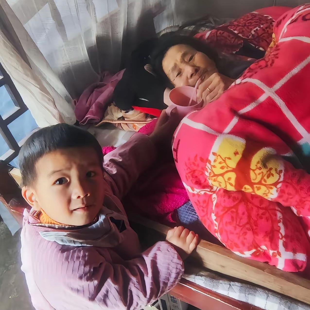 每天下班，我都会带着儿子回奶奶家。这小家伙一进门，连书包都顾不上放下，第一件事准