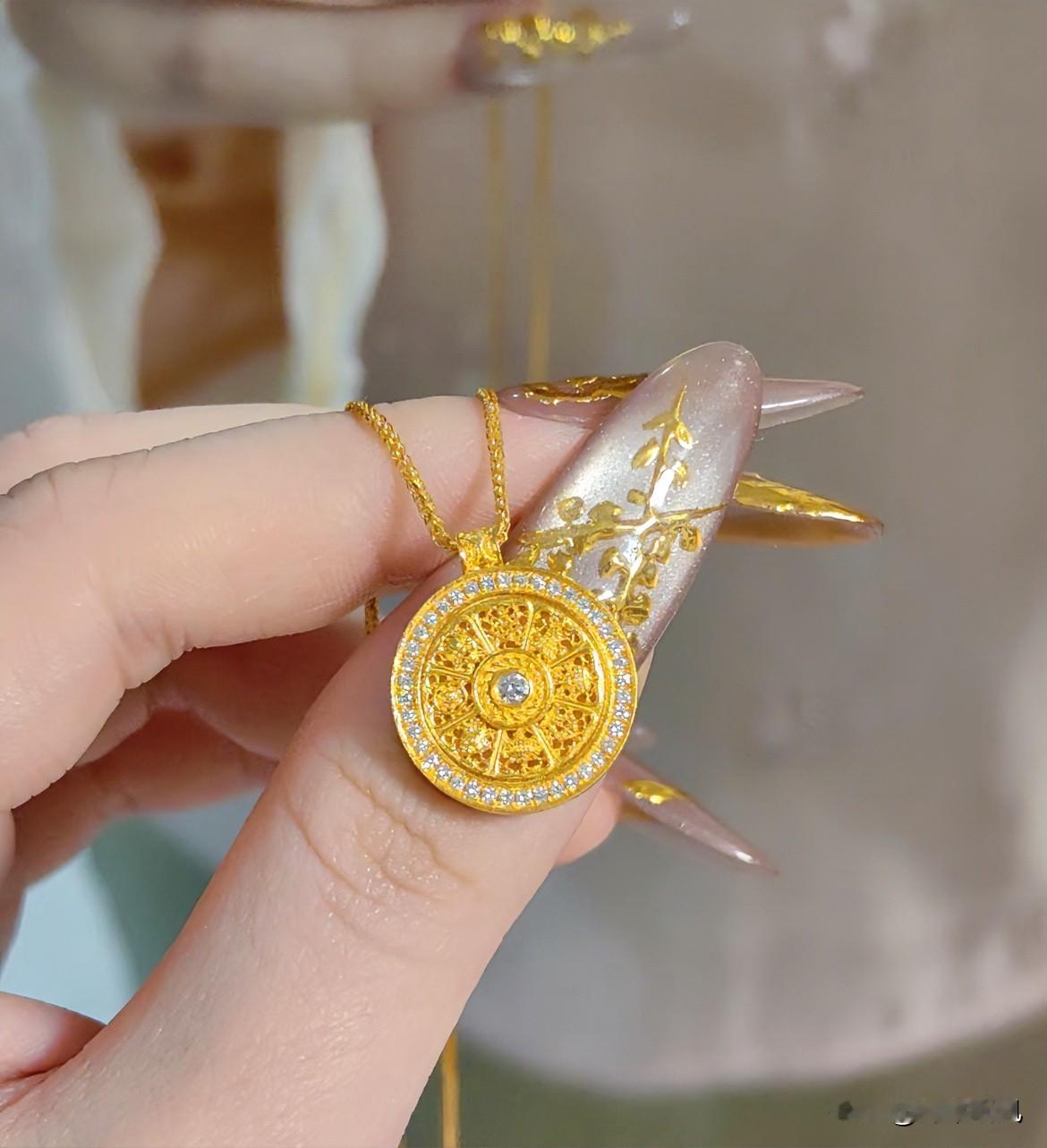 最近好多人问我黄金值不值得买，作为普通老百姓，我的看法特简单：

它不是暴富的工