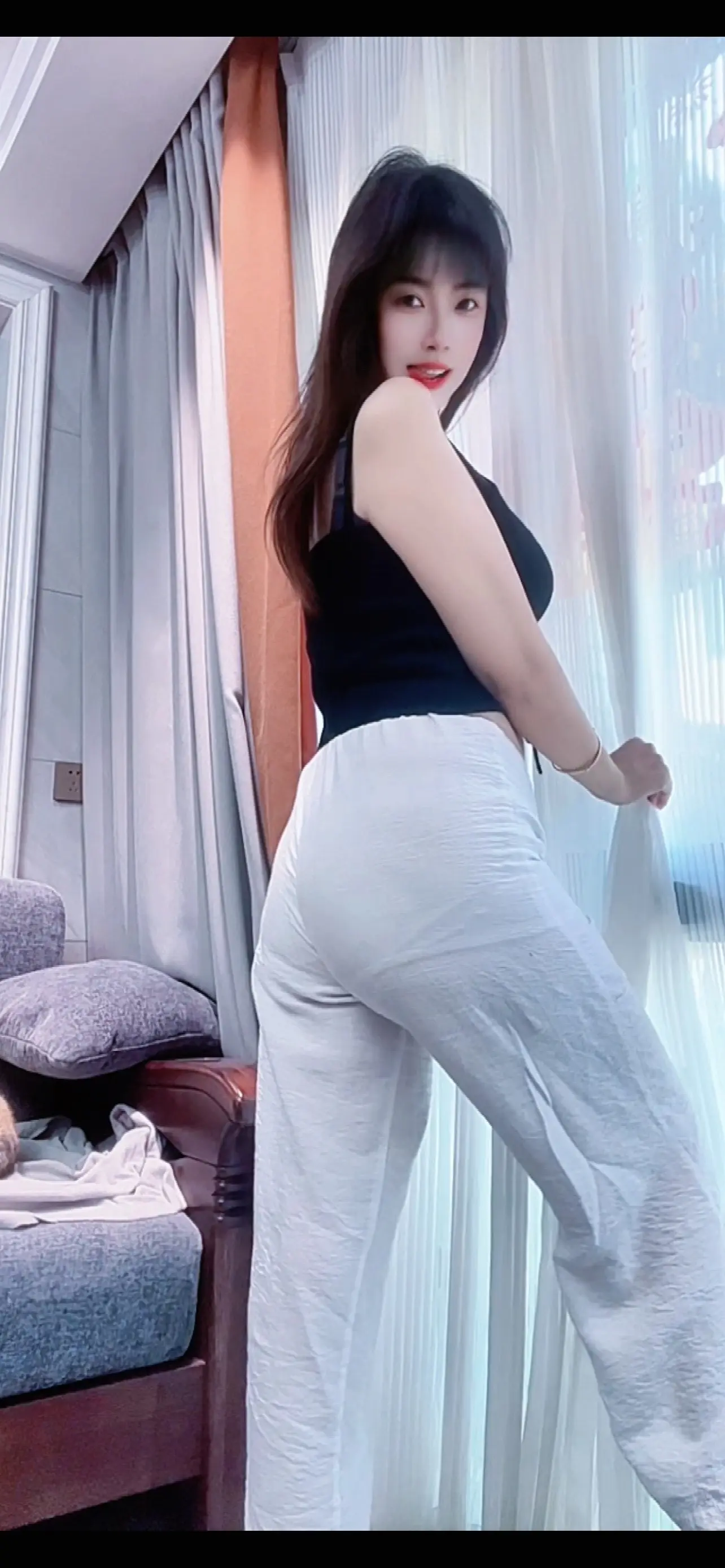 “与其盼着别人来爱你，不如先好好爱自己，你足够好，才配得上所有的好…”