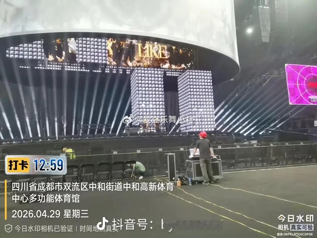 张峻豪这舞台设计太帅了吧好高级 
