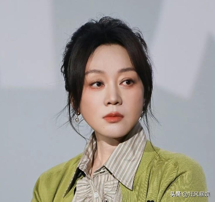 闫妮，冲上热搜！

昨夜，闫妮毫无征兆的登上热搜，起因是在直播中，主持人介绍嘉宾