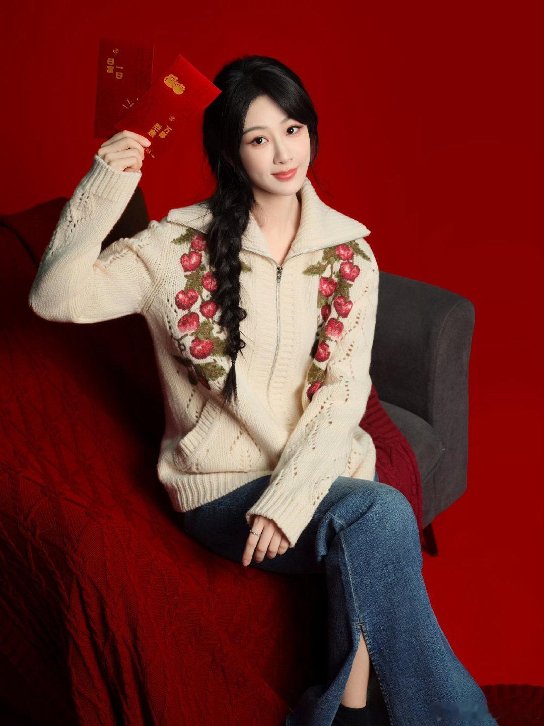 杨紫CCTV新年祝福听到杨紫喊大家过年好，瞬间被治愈！旺上加旺的祝福必须收下杨紫