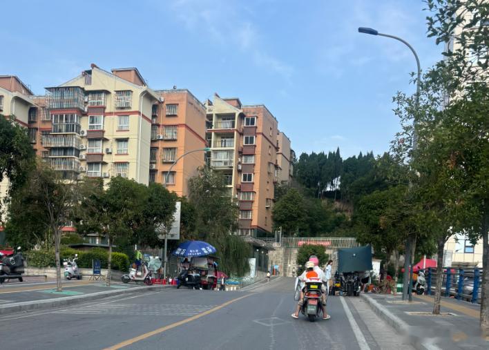 广元中医院三住院那路口人行道上全是桌子6月30日，四川广元。网友反映中医院三住院