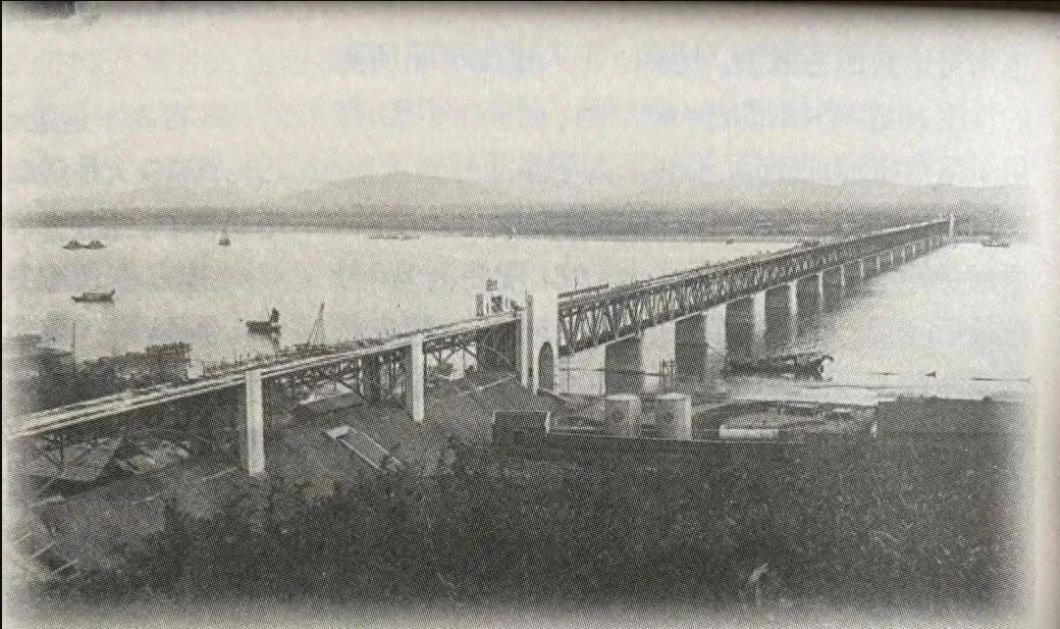1950年，敌特图谋毁掉钱塘江大桥，因为杂货店老板娘偷情败露。
 
这是发生在1