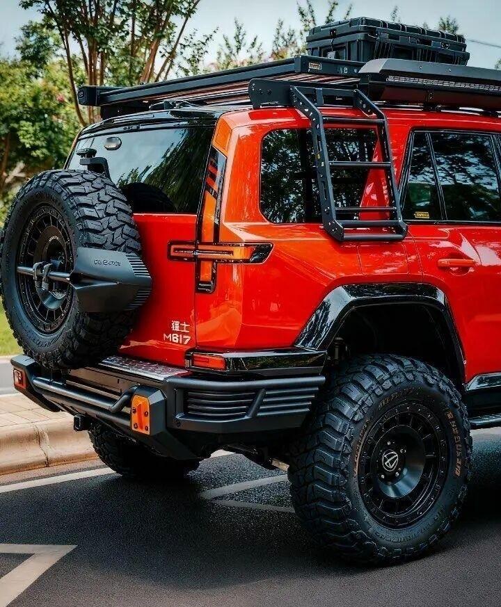 猛士M817改装“毒液”战甲，颜值你打几分？当猛士M817换上“毒液”风轮毂，硬