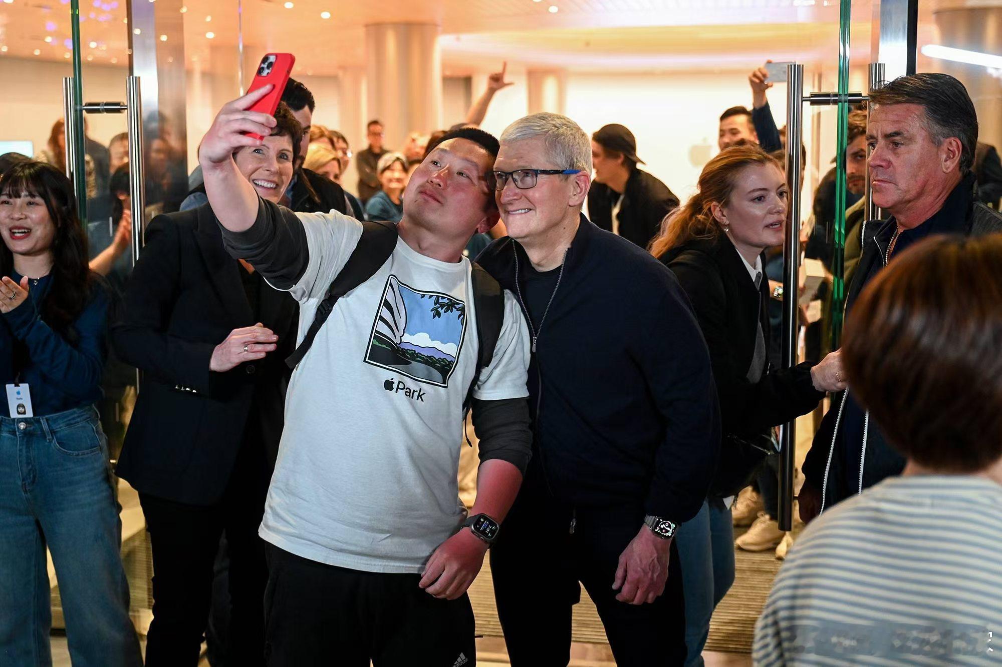 库克又来中国，临时大降价，听说连唯品会上的iPhone都卖爆了[允悲][允悲][