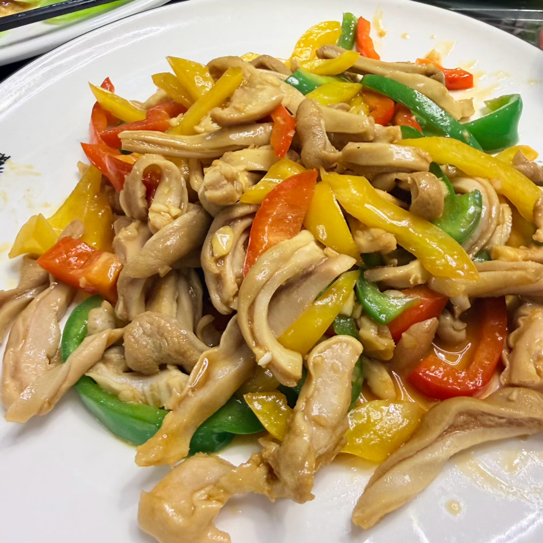 好友难得凑在一起吃顿饭，一桌子热菜满满当当。边吃边聊，日子就该这样过。 ​​​