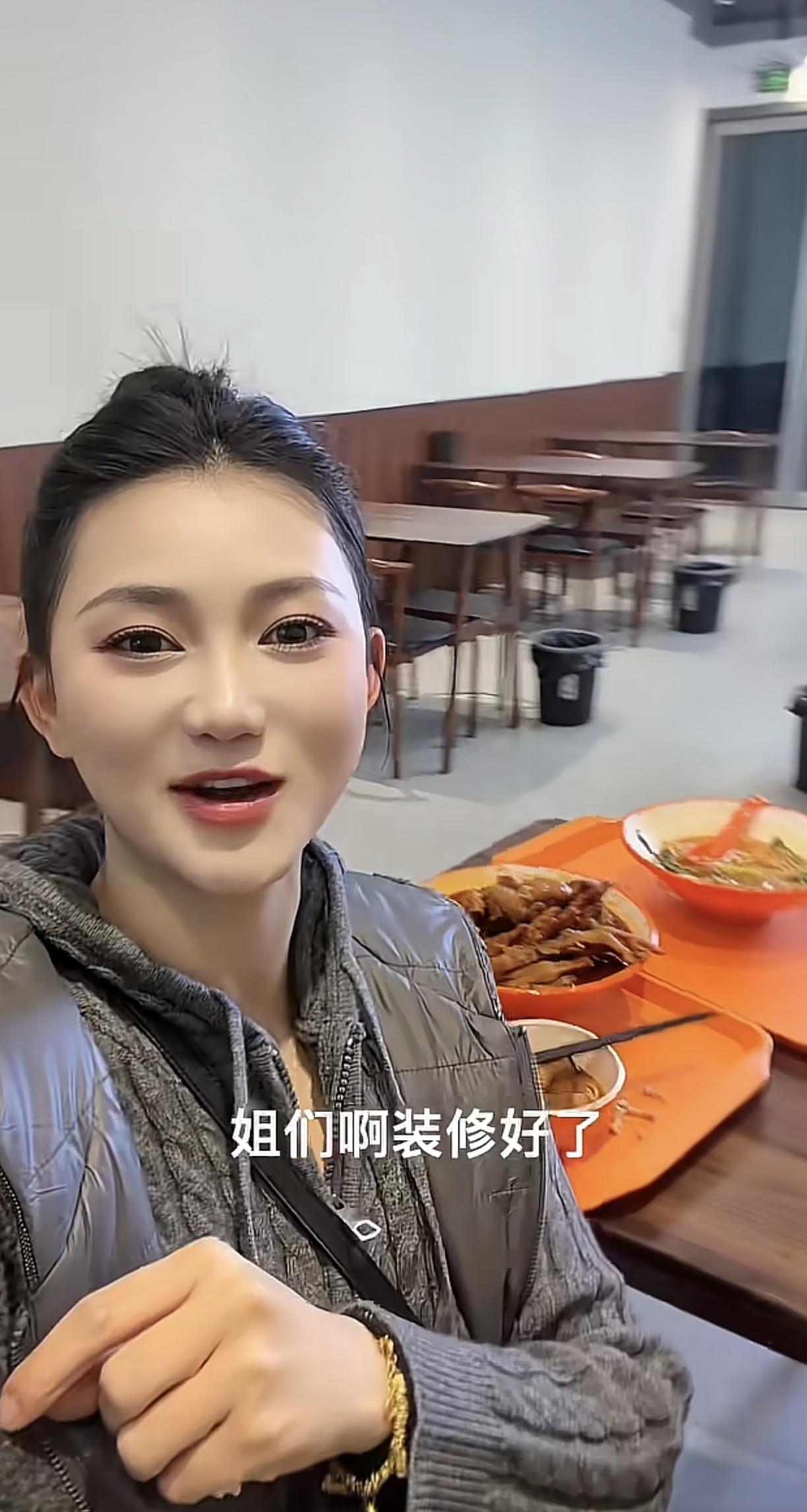 别再说女人只能靠男人了。
这位广西妹子直接撬走向太的御用助播，一年时间在杭州杀出