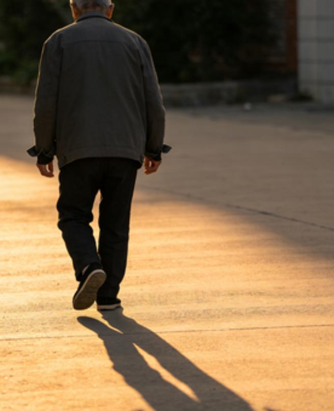 一位退休老人非常现实的忠告：
如果你有退休金，还有三四十万存款，那听我一个建议：