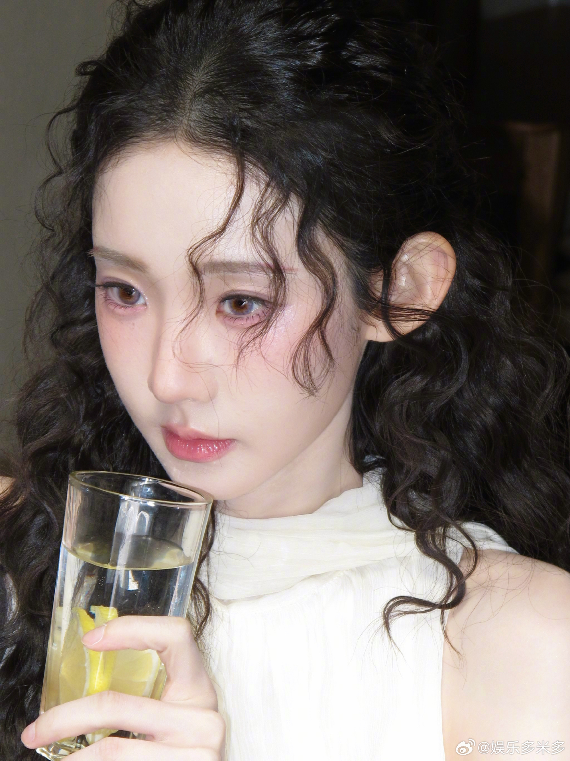 张艺凡这张脸就没有废片 软乎乎羊毛卷适配度拉满，清新简约穿搭衬得气质绝佳，镜头下