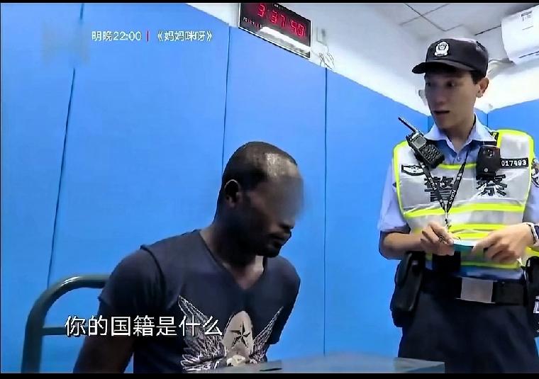 太猖狂了！
一黑人竟然在大街上贩卖毒品，被抓时还死不承认，问他是哪里的国籍？他称