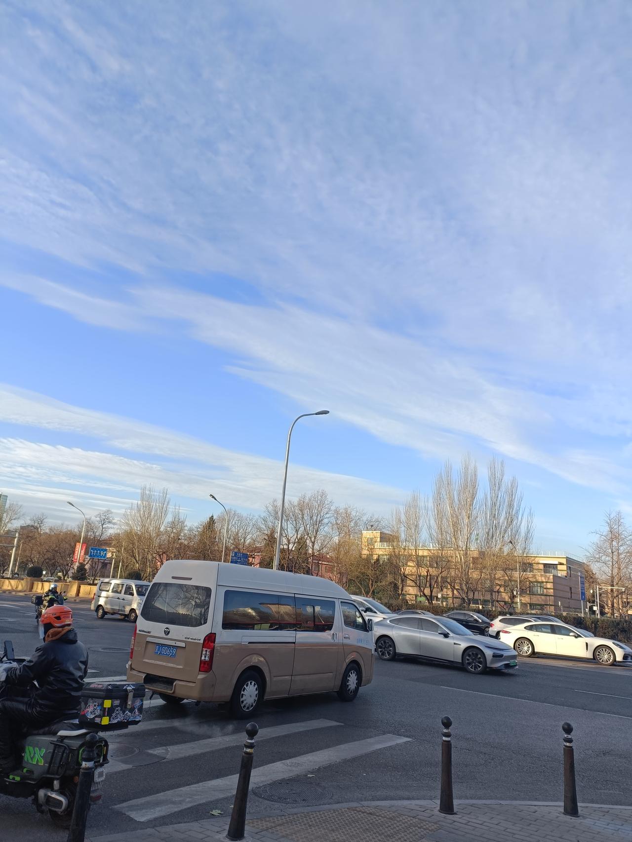 看到“无儿无女无负担”求下联，还挺有意思。有个下联“没房没车没老婆”挺绝，配上横