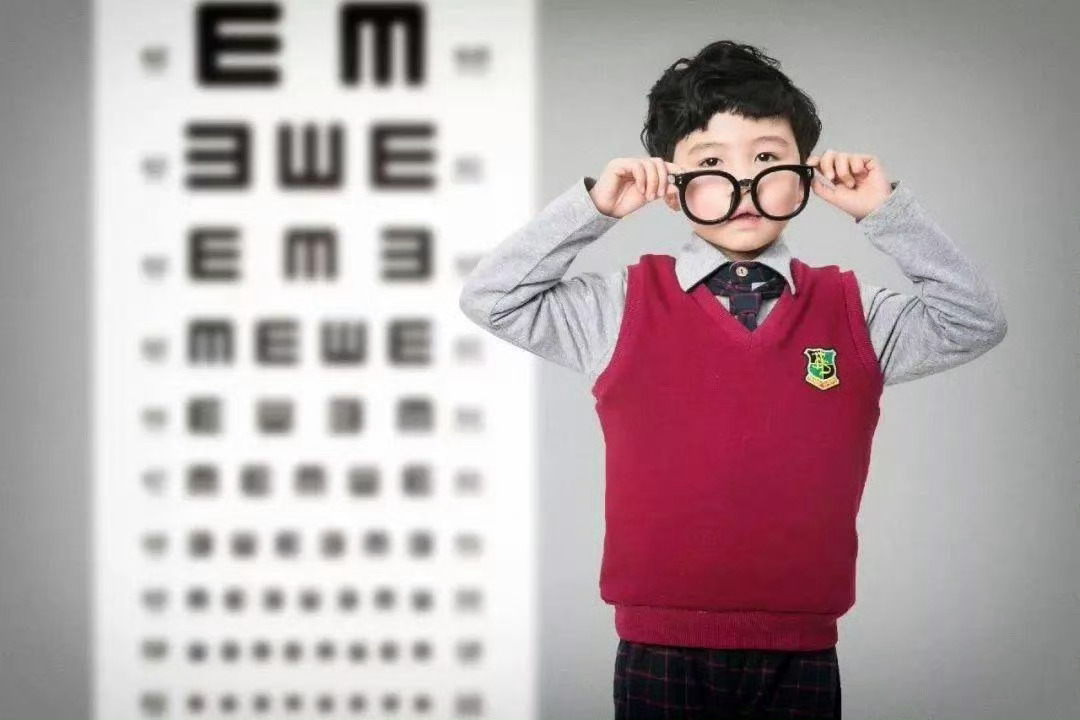 预防宝宝近视，家长能做些什么？ #儿童健康守护计划# 1. 在饮食方面要均衡，不