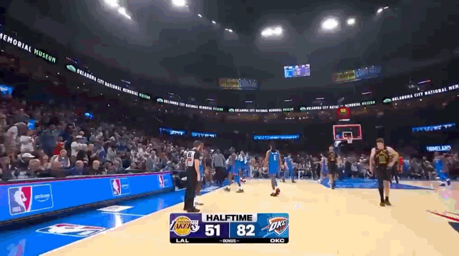 湖人客场大战雷霆的上半场比赛结束，两支球队的分差之大让球迷们难以想象。

半场湖