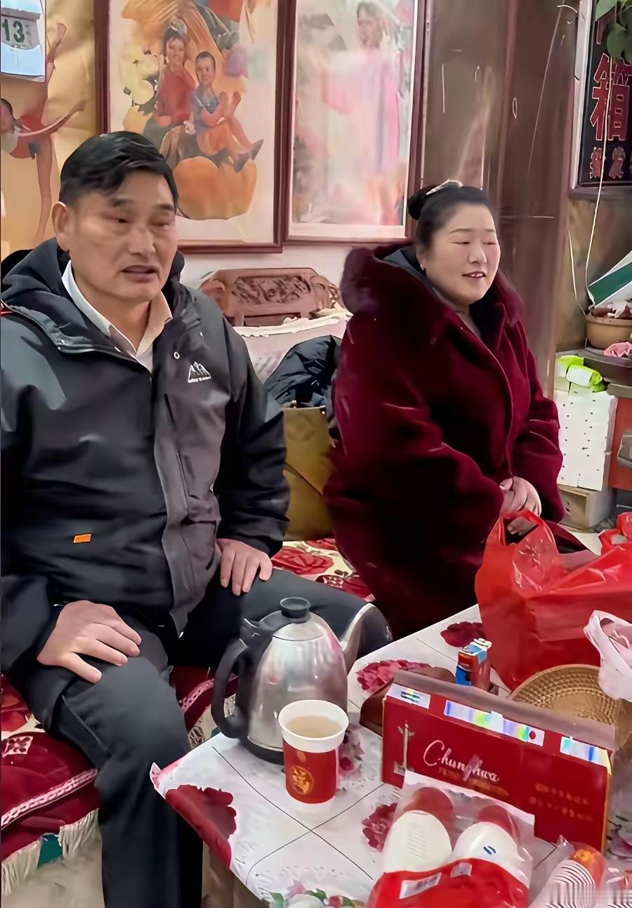 大衣哥一家人真的挺邋遢的，这么有钱了就不能打扮的利索点吗？家里乱七八糟，人也是邋