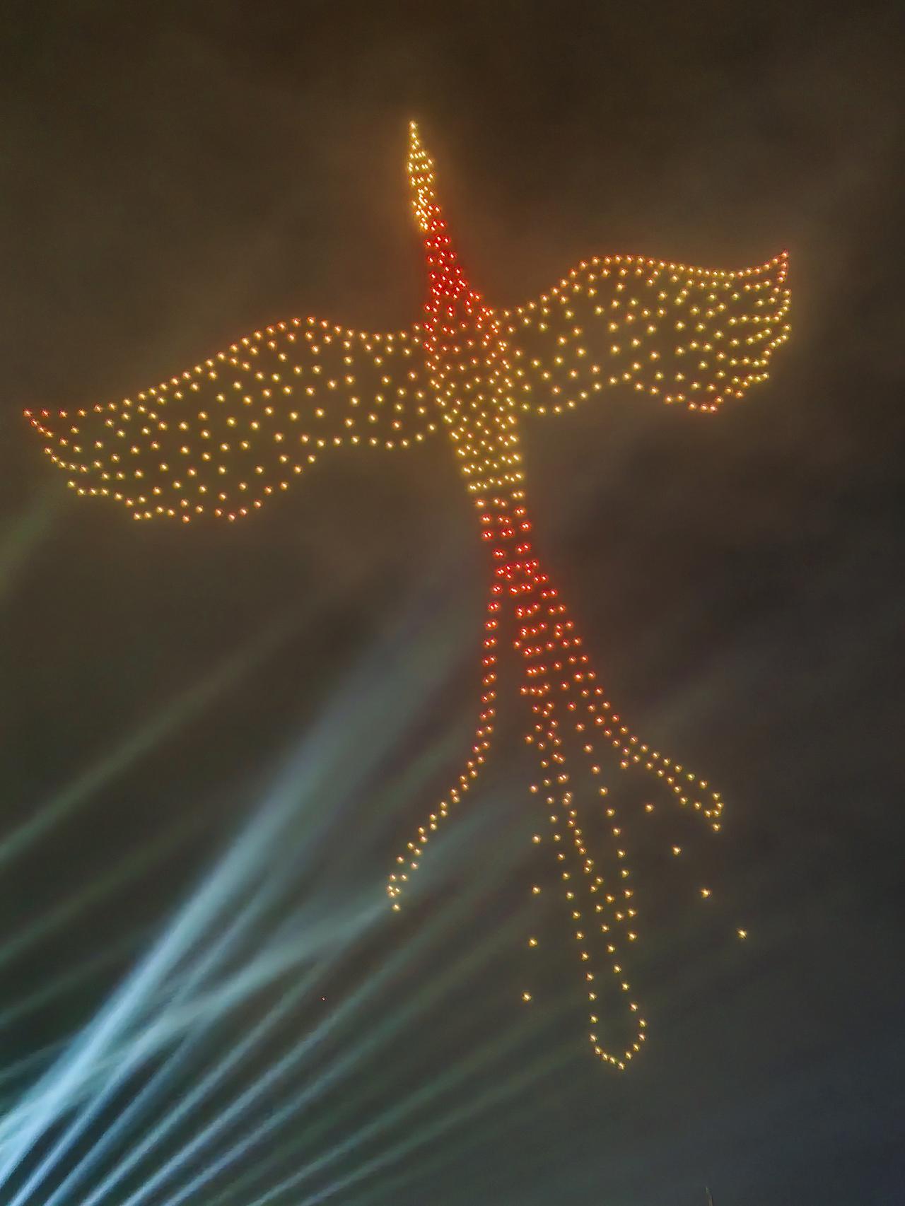 我一个人坐了很久很久，想了很多事情，突然发现我没什么朋友，也没有很爱我的人，我突