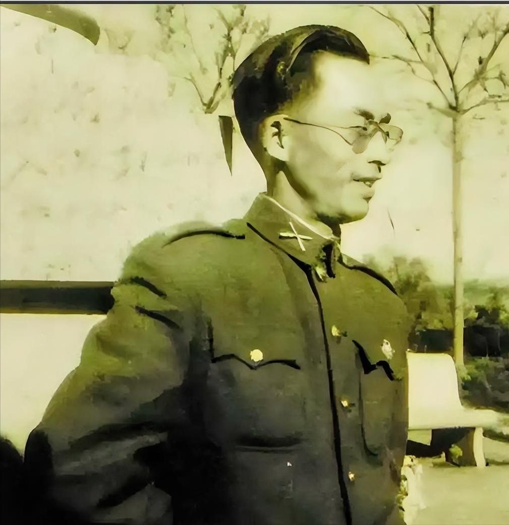 1949年4月，被俘的国民党副师长竟笑了。他冲我军团长喊：“老同学，别押我，我是