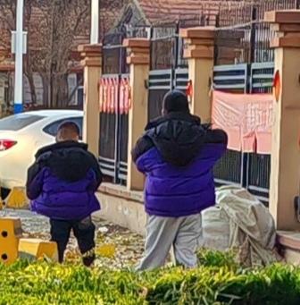 上学的小哥俩上学的路上。
       2025年12月5日7:50烟台某山区一