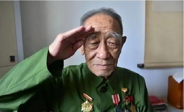 他是强渡大渡河的营长，却被当“汉奸”误会了20年，杨得志登门见其惨状，当场写下一