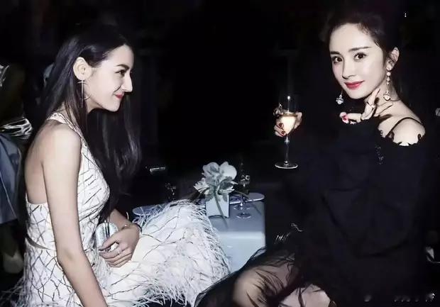 杨幂与迪丽热巴的一组双人合照释出，杨幂穿精致纱裙，优雅温婉，迪丽热巴身着华丽礼服