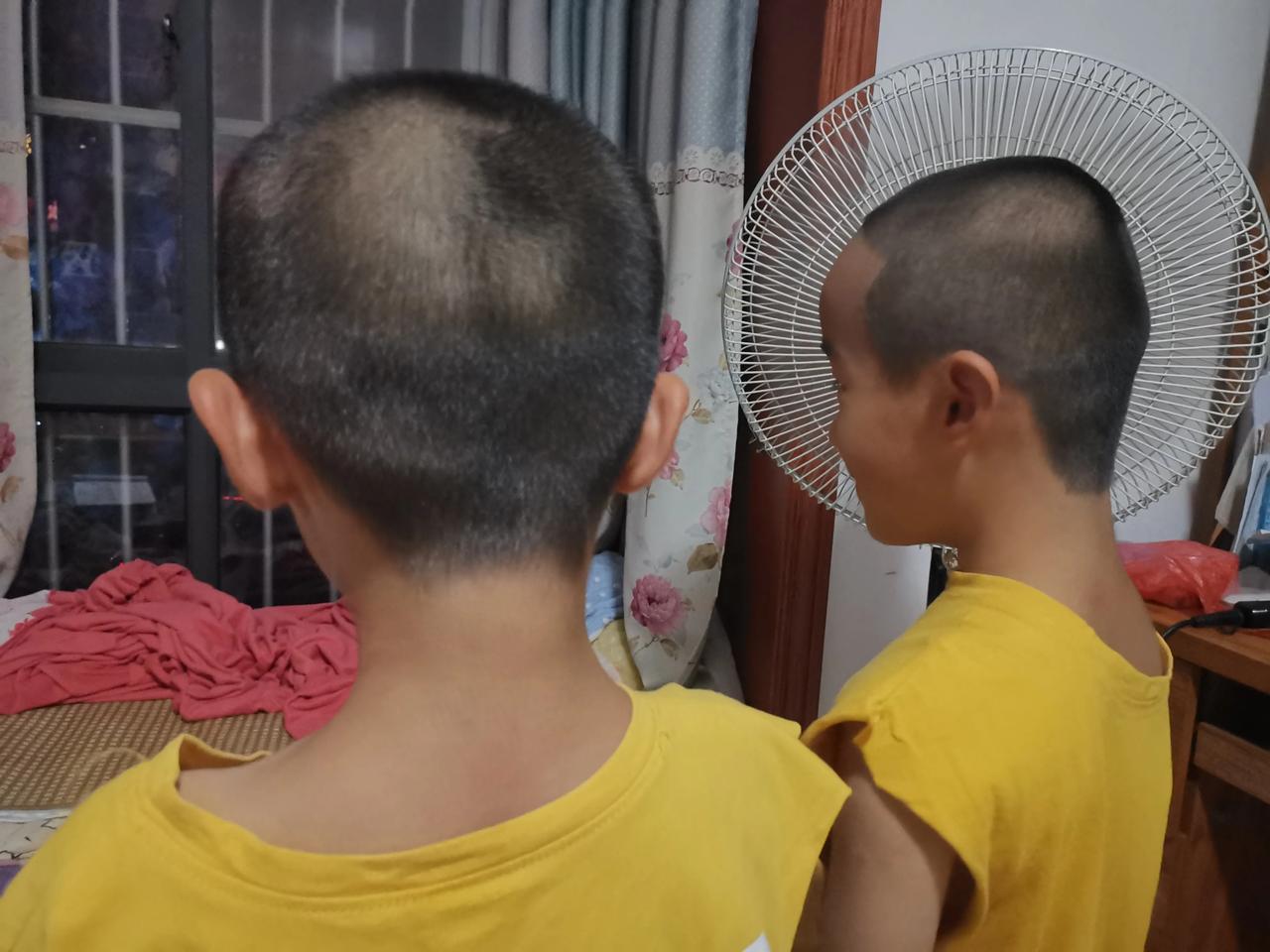 双胞胎儿子已经六岁啦，从小到大儿子的头发都是我理的，小男孩的头发长得快，每个月都