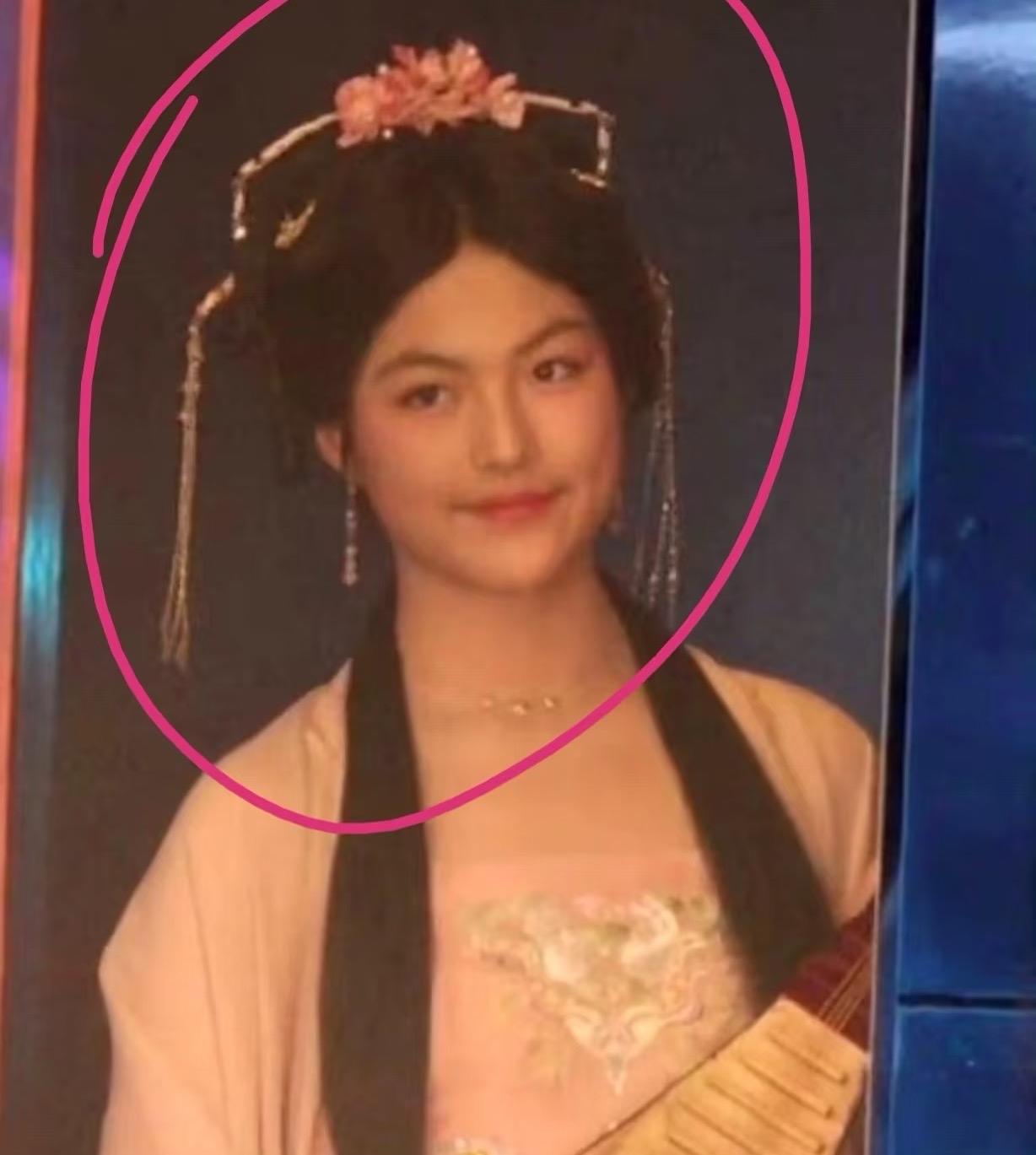 发现没
王诗龄有个小缺点
可能永远改不掉了，那就是在爸爸王导的审美下，是扎小辫子