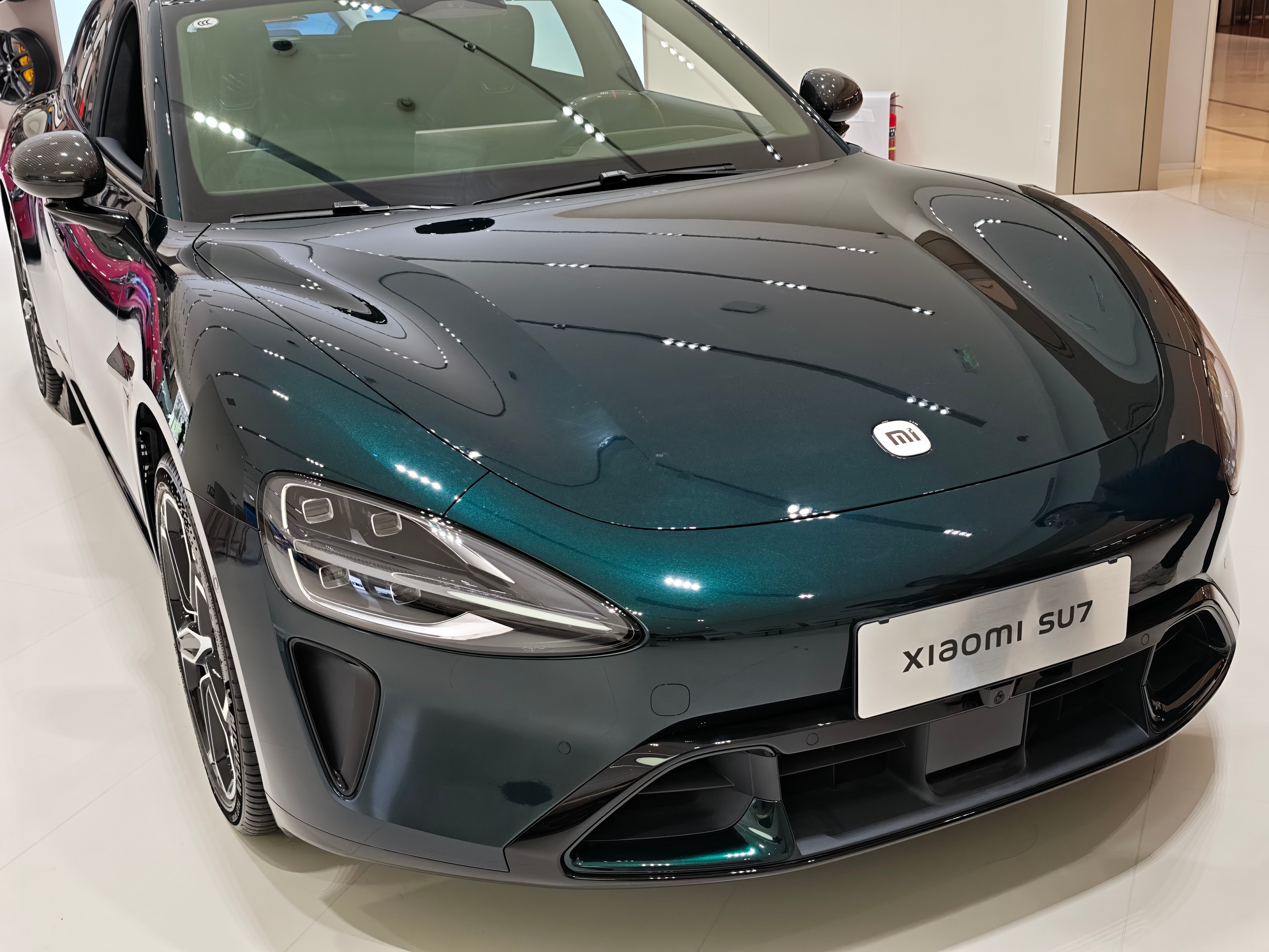 来小米汽车店里看了看靛石绿，这个绿色工艺太牛了，肉眼看到总有一种黑里透绿的立体感