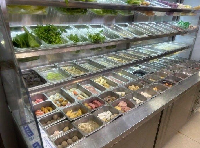 麻辣烫这么摆，客人来了就走
今天真是惨淡的一天啊
周边店铺都坐满了人，可我家始终